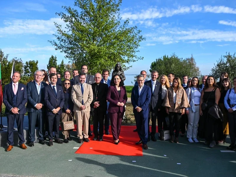 Tongan Hon Consul General joins Lisbon Mayor and Kosovo President at unveiling of statue of Saint Mother Teresa 01